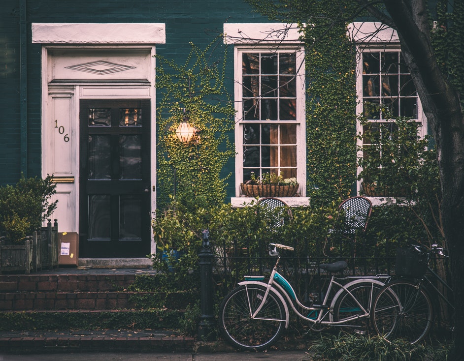 devanture d'une maison avec un vélo vintage