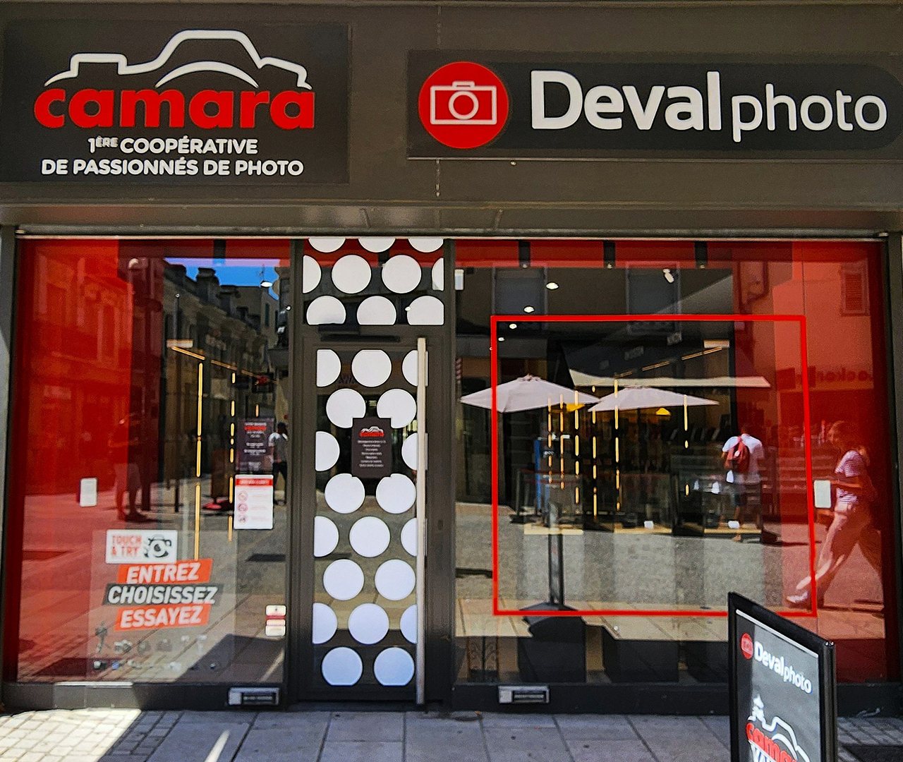 Vitrophanie définitive by Le point D sur la vitrine Deval Photo