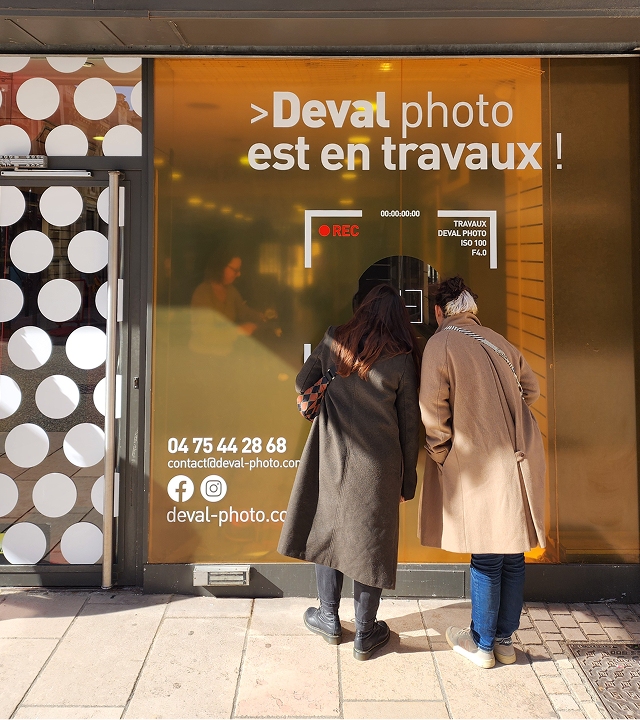 Vitrophanie éphémère sur vitrine - by Le point D