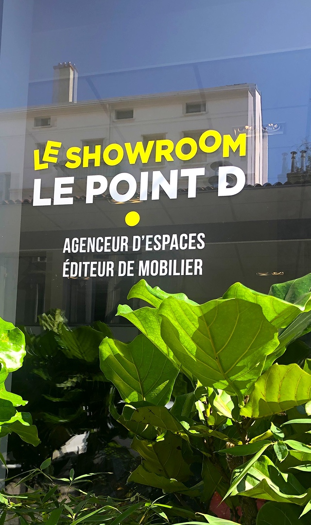 Application de l'identité visuelle sur la vitrine de l'Agence Le point D