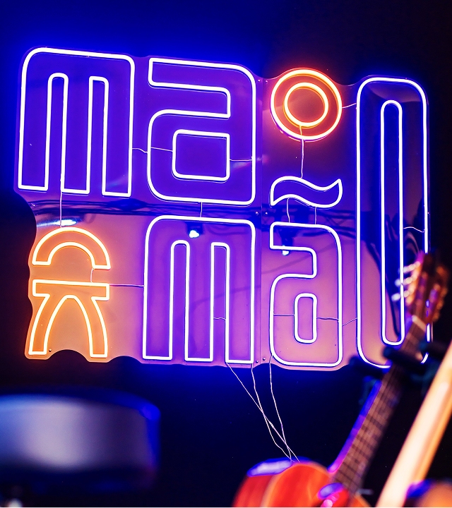 Application du logo Mamaõ sur un néon - by Le point D