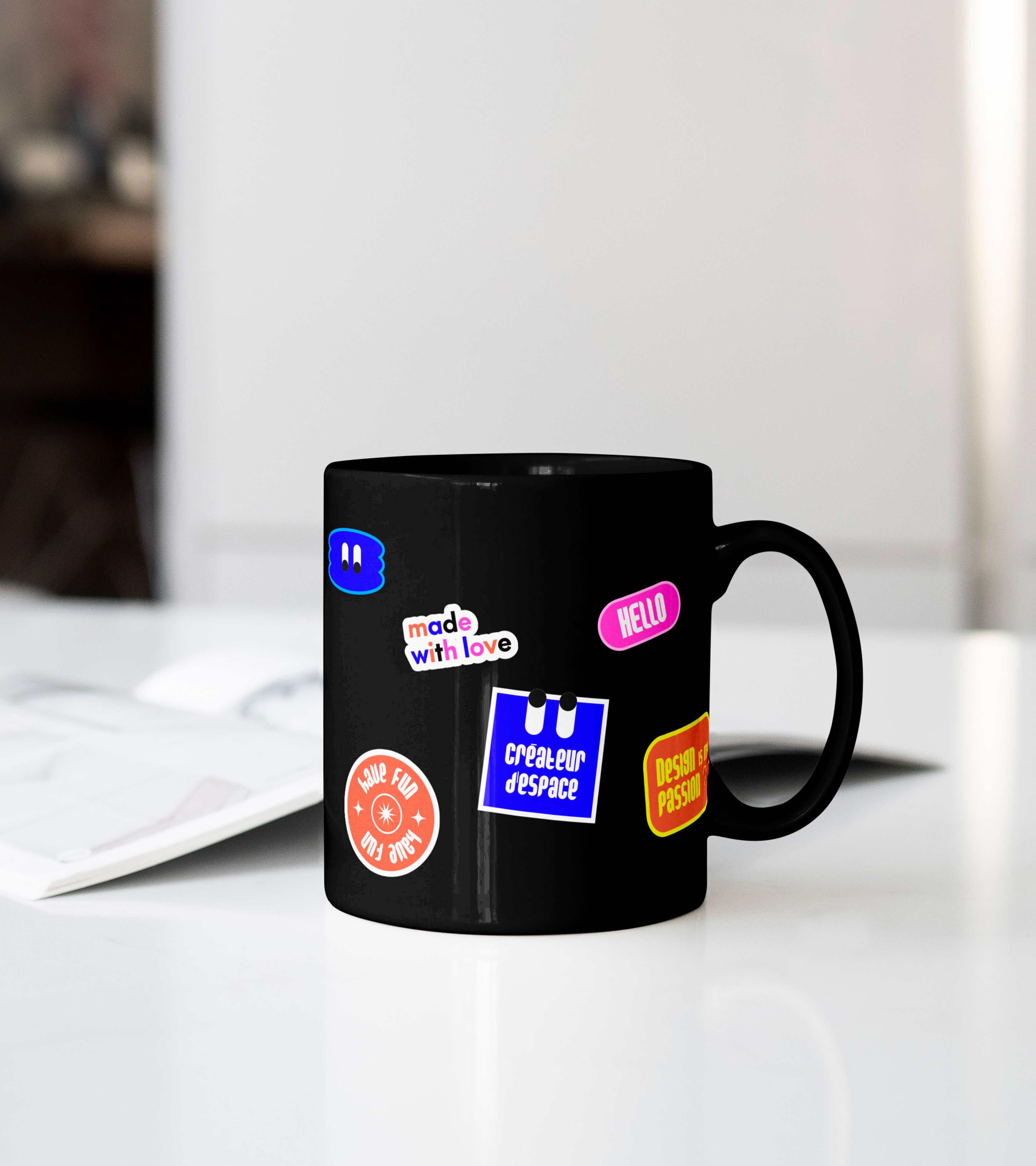 Application des stickers Le point D sur un mug