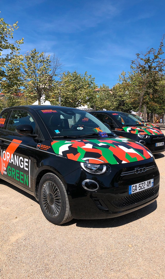 Application de l'identité visuelle sur une voiture Sixt